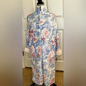 NWT Cozy Ladies PETITE MEDIUM robe by Carole Hochman!